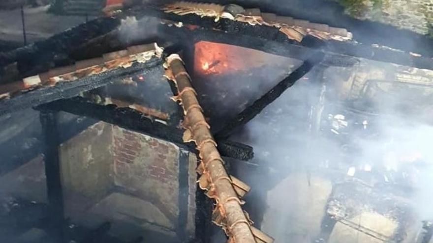 Estado en el quedó la casa tras el incendio.