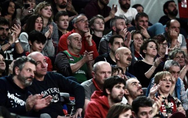 Aficionados baskonistas siguen el desarrollo de un partido. Aficionados baskonistas siguen el desarrollo de un partido.