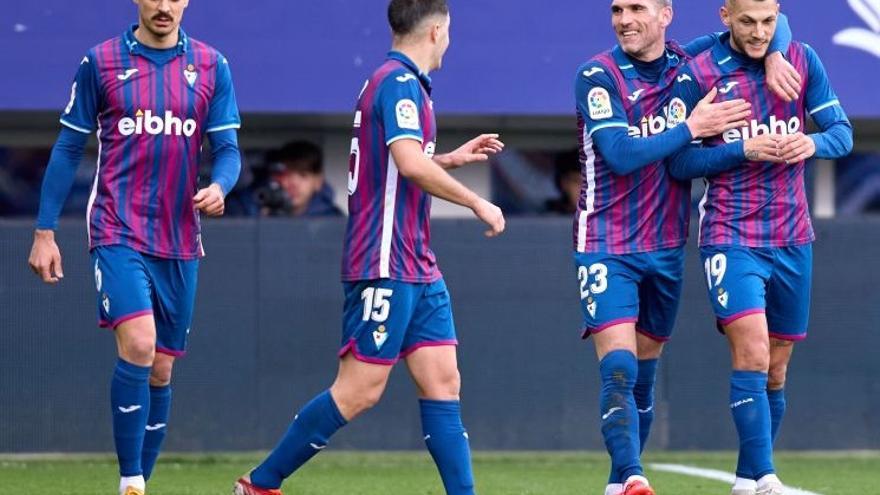 Arbilla celebra con Stoichkov el gol del andaluz.