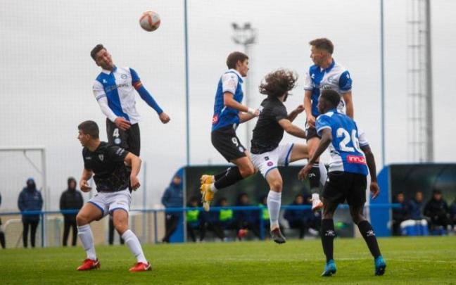El Alavés B, en un partido de la presente temporada.