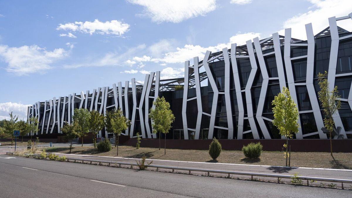 El edificio de Kutxabank en Salburua alberga la nueva Universidad Euneiz