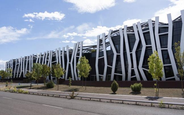 El edificio de Kutxabank en Salburua alberga la nueva Universidad Euneiz