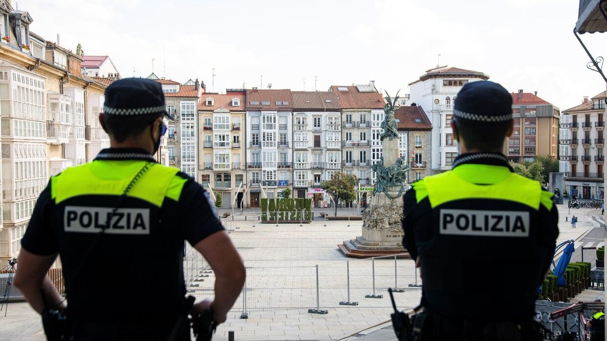 Dos agentes vigilan el acceso a la plaza de la Virgen Blanca.