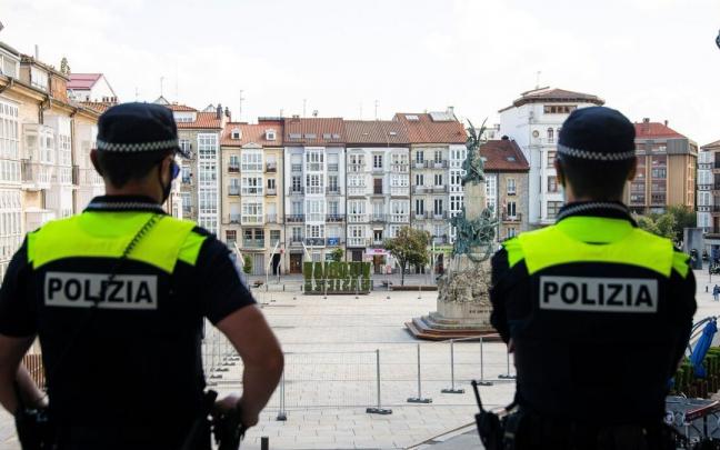 Dos agentes vigilan el acceso a la plaza de la Virgen Blanca.