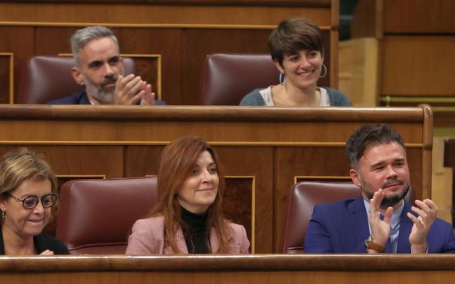 Gabriel Rufián aplaude en la bancada de ERC, durante el pleno de ayer. Gabriel Rufián aplaude en la bancada de ERC, durante el pleno de ayer.