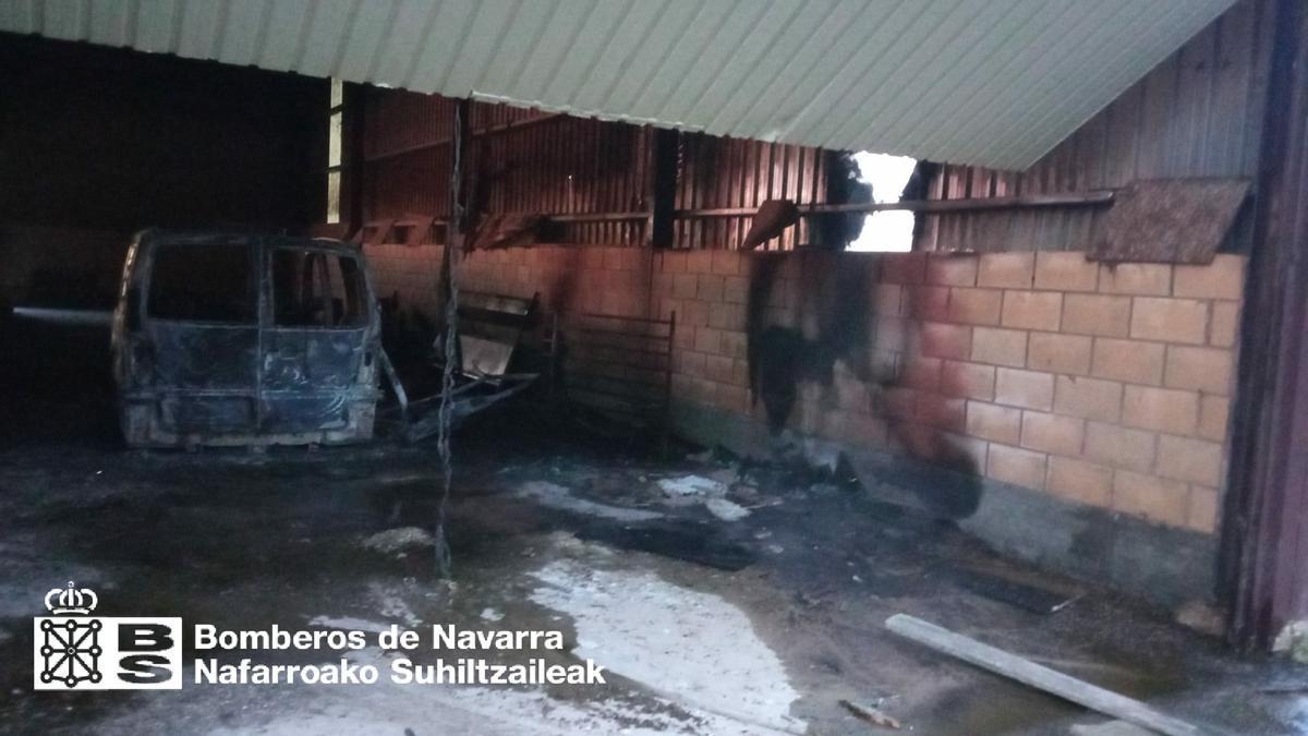 La furgoneta, calcinada tras el incendio.