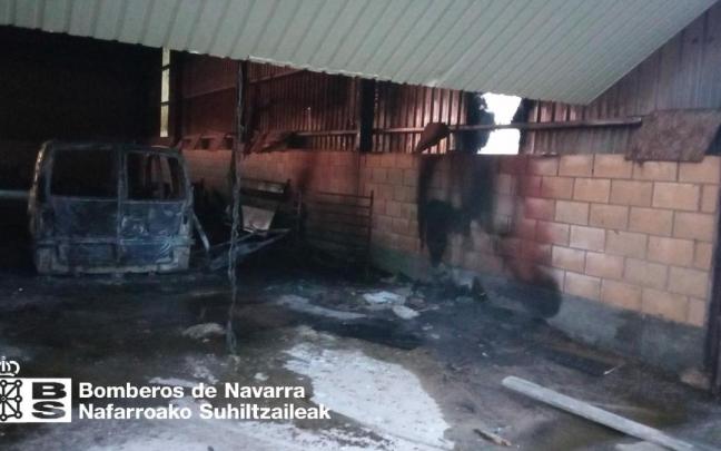 La furgoneta, calcinada tras el incendio.