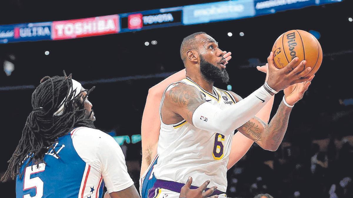 LeBron James penetra ante Montrezl Harrell en el duelo entre Lakers y 76ers. | FOTO: N.G.
