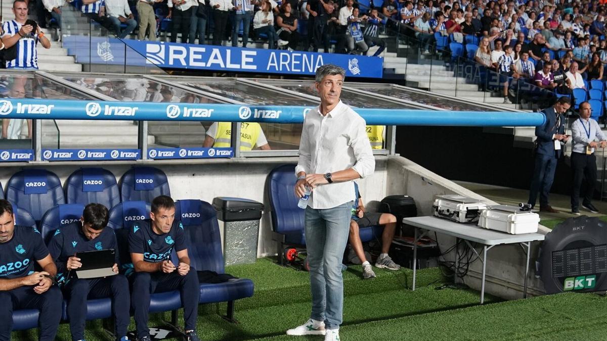 Imanol Alguacil, junto a su banquillo en el estadio de Anoeta.