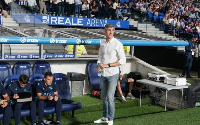 Imanol Alguacil, junto a su banquillo en el estadio de Anoeta.