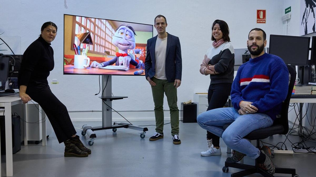 Adriana Malfatti, CEO de The Thinklab;Julio0 Soto Gúrpide, creativo y director de los proyectos del estudio; Zayra Muñoz, jefa de producción y Eneko Gutiérrez, productor delegado, posan en la sede de la productora, ubicada en el barrio de la Rochapea.