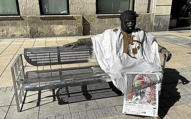 La escultura &lsquo;Reflexi&oacute;n&rsquo;, intervenida para la ocasi&oacute;n. | FOTO: CEDIDA