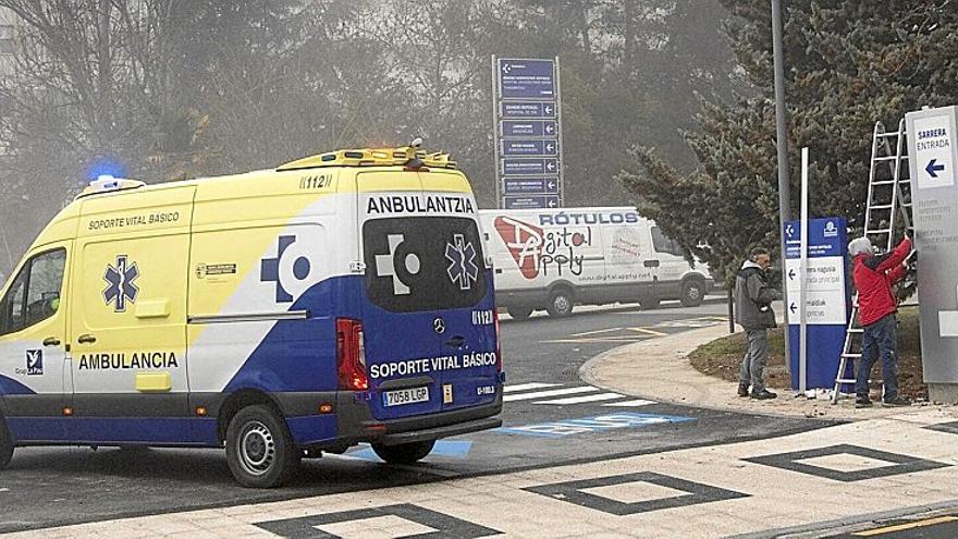 Una ambulancia accede al recinto del HUA-Txagorritxu.