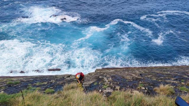 Uno de los bomberos que están participando en el operativo de búsqueda de un arrantzale desaparecido en Jaizkibel