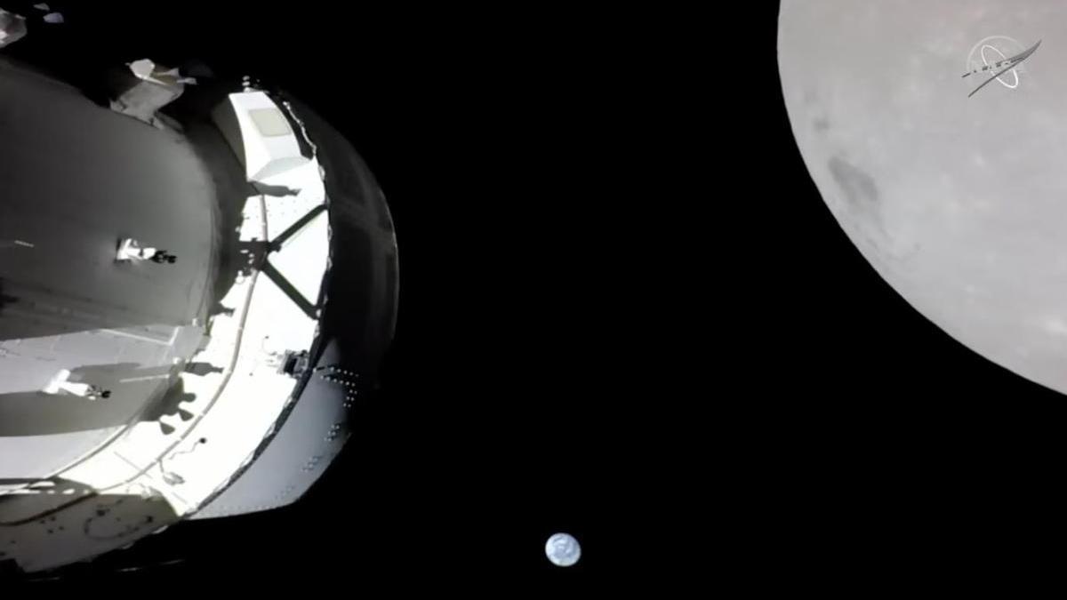 Imagen con la nave Orion sobrevolando la Luna con la Tierra al fondo.