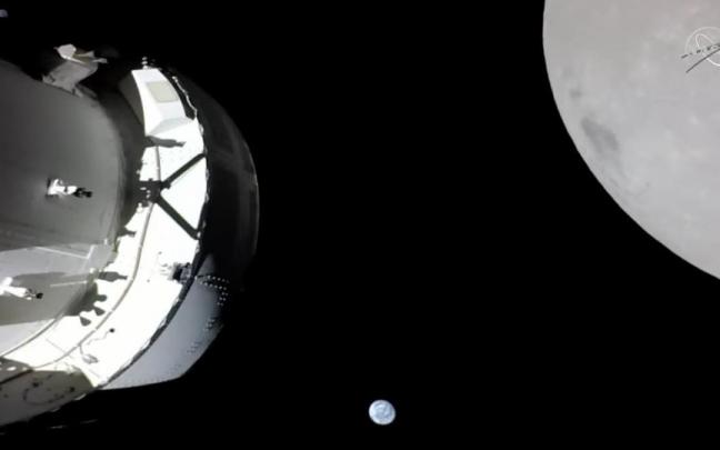 Imagen con la nave Orion sobrevolando la Luna con la Tierra al fondo. Imagen con la nave Orion sobrevolando la Luna con la Tierra al fondo.