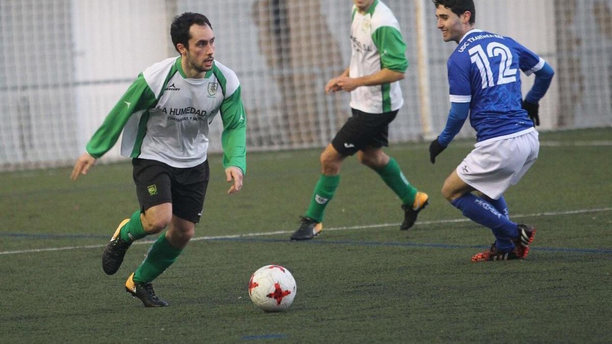 Sádaba (Oberena) ante Josu Díaz (Txantrea), en el último Txantrea-Oberena disputado.