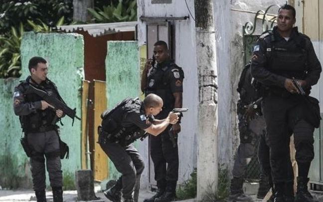 Agentes de la Policía de Brasil. Agentes de la Policía de Brasil.