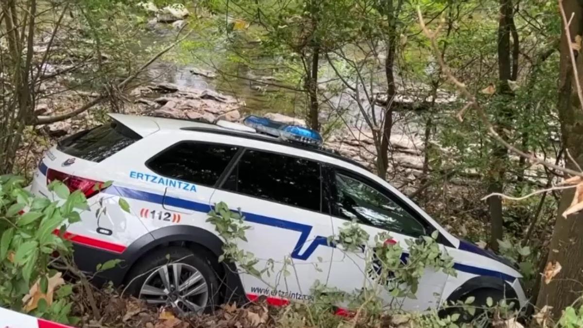 Estado en el que ha quedado el vehículo policial tras caer por un terraplén en Bergara