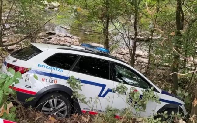 Estado en el que ha quedado el vehículo policial tras caer por un terraplén en Bergara