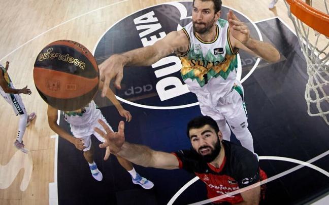 Jeff Withey intenta taponar a Luke Maye.