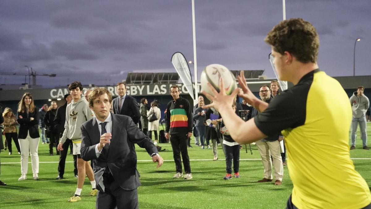 José Luis Martínez-Almeida en la inauguración del nuevo Campo Municipal de Rugby Las Leonas.