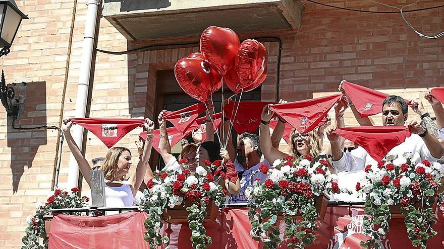 A la izquierda, Raquel Fernández Ayensa, concejala de PSN encargada de lanzar el chupinazo en homenaje a Celia Ezquerro.