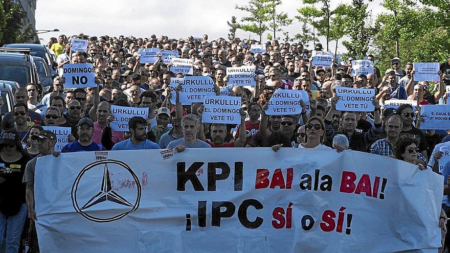 Manifestación de trabajadores de Mercedes por la falta de acuerdo en la negociación del nuevo convenio colectivo. | FOTO: ALEX LARRETXI