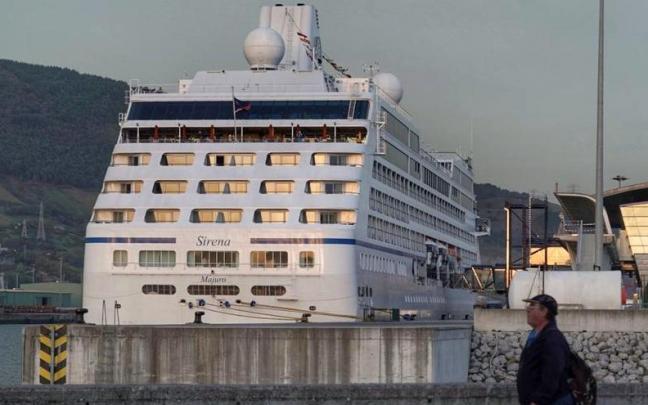 El crucero 'Sirena' ha atracado esta mañana en los muelles de Getxo