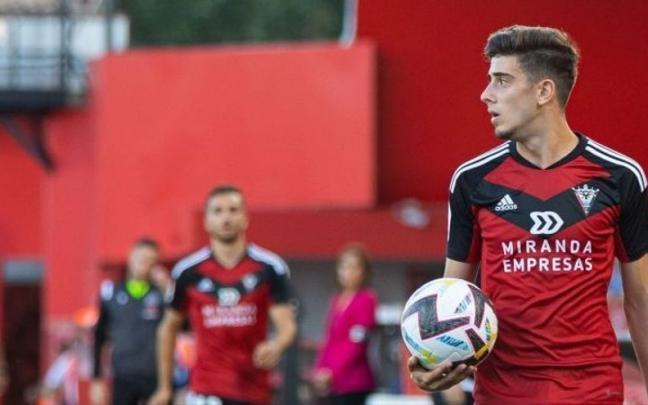 Nico Serrano en un partido con el Mirandés. Nico Serrano en un partido con el Mirandés.