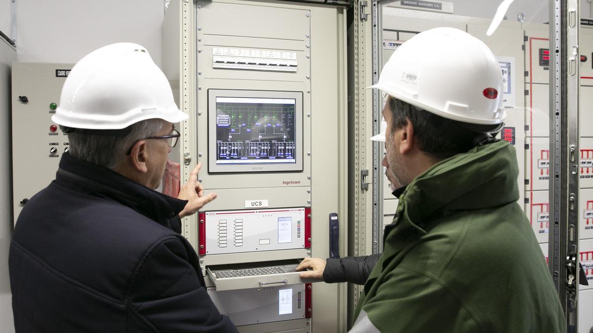 Enrique Maya recibe explicaciones sobre el funcionamiento de la subestación.
