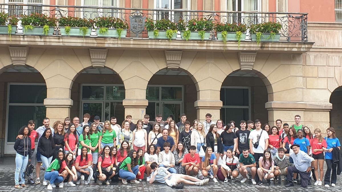 Foto de familia de j&oacute;venes, monitores y autoridades.