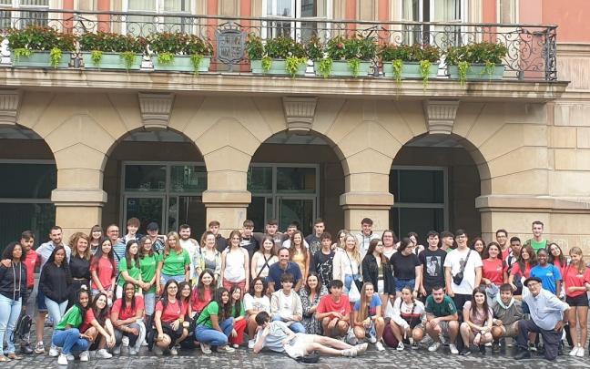 Foto de familia de j&oacute;venes, monitores y autoridades.