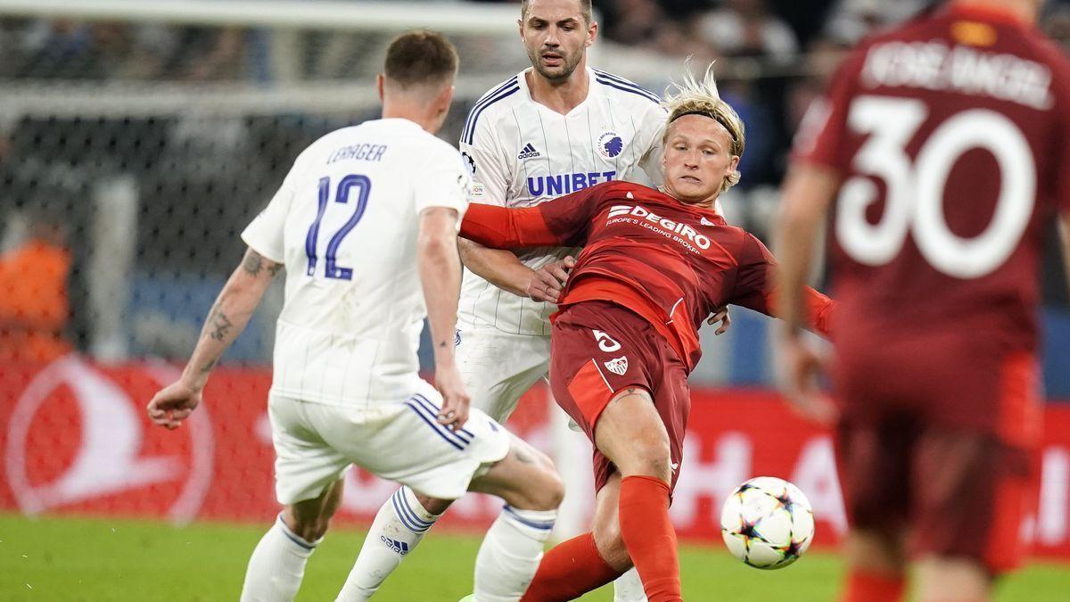 Kasper Dolberg pelea por un balón