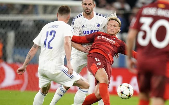 Kasper Dolberg pelea por un balón