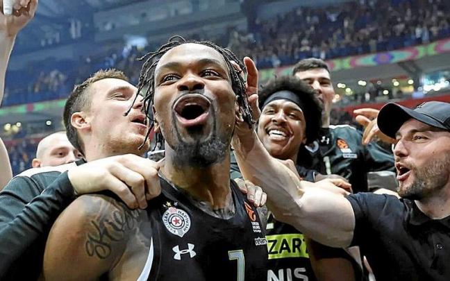 Punter celebra con los aficionados del Partizan una victoria lograda en Belgrado. Punter celebra con los aficionados del Partizan una victoria lograda en Belgrado.