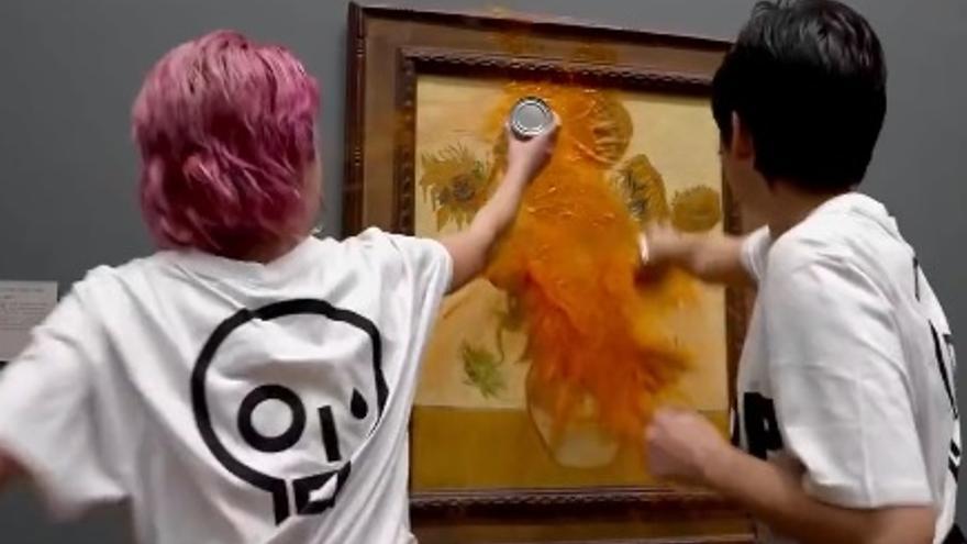 Imagen del momento en que las dos activistas arrojan un bote de sopa de tomate al cuadro 'Los Girasoles' de Van Gogh.