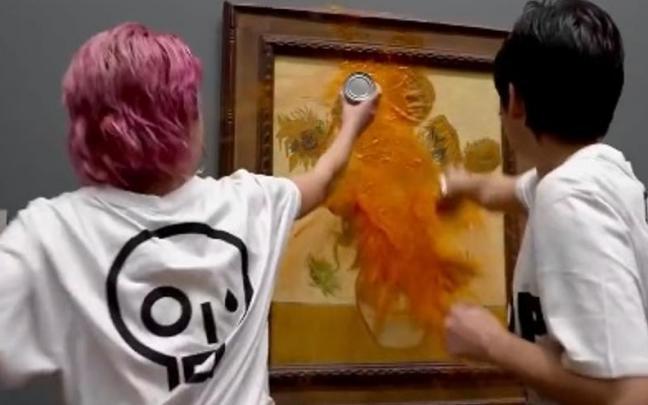 Imagen del momento en que las dos activistas arrojan un bote de sopa de tomate al cuadro 'Los Girasoles' de Van Gogh.