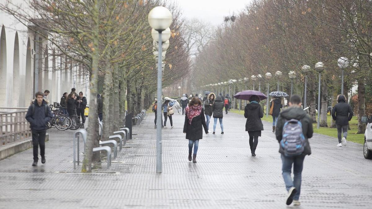 Estudiantes caminan por el campus de Arrosadia de la UPNA.