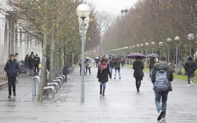 Estudiantes caminan por el campus de Arrosadia de la UPNA.