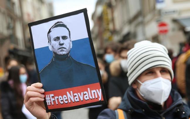 Un manifestante sujeta un cartel con la imagen de Navalni.