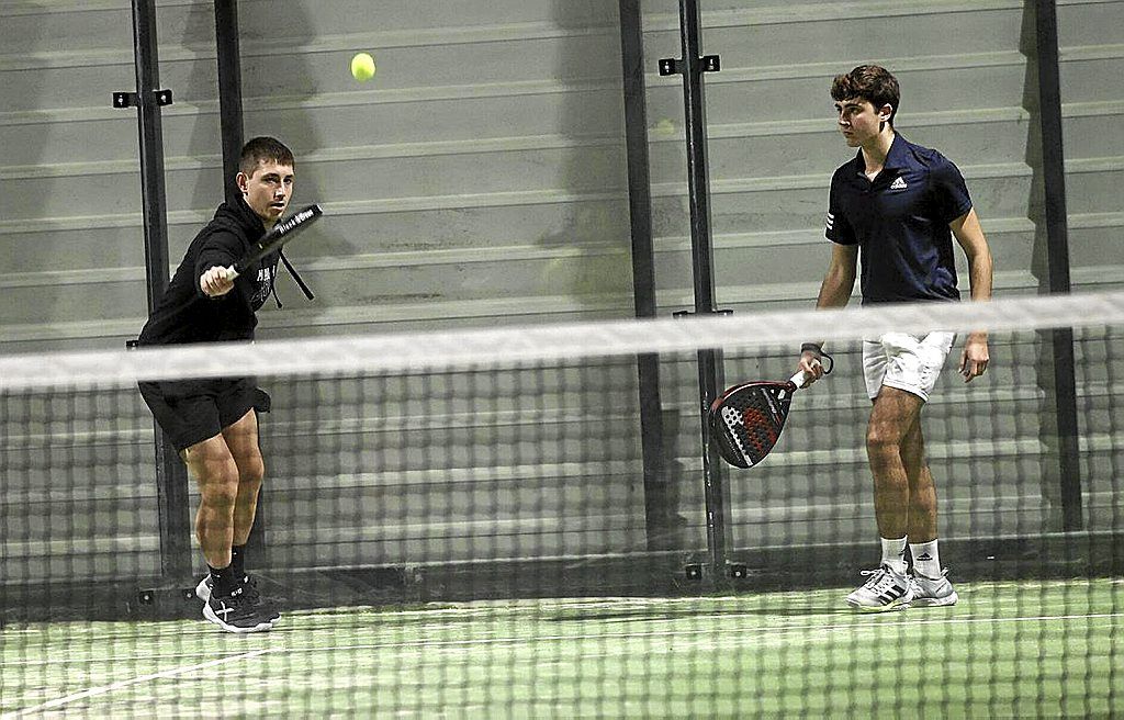 Edu Vidondo - Guillermo Oscoz, pareja ganadora de la 1ª división masculina, disputando la final.