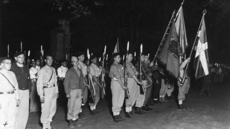 Gudaris presentan armas, listos para la revista del recién elegido lehendakari. Señalado con una ‘X’, Cándido Saseta.