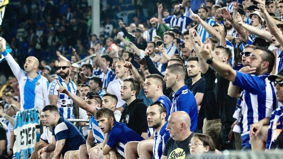 Aficionados del Deportivo Alavés animando a su equipo durante un partido disputado en Mendizorroza