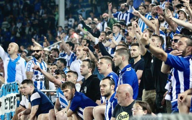 Aficionados del Deportivo Alavés animando a su equipo durante un partido disputado en Mendizorroza Aficionados del Deportivo Alavés animando a su equipo durante un partido disputado en Mendizorroza