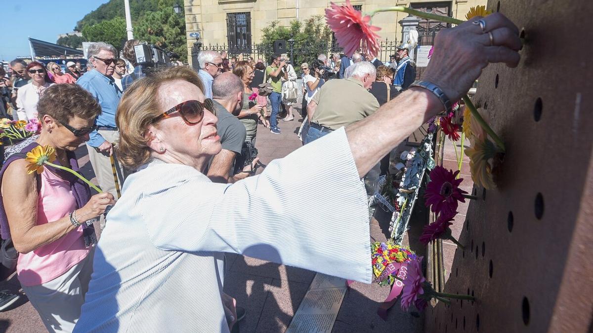 Ofrenda floral en Donostia en recuerdo de las víctimas de la Guerra Civil y de la dictadura franquista.