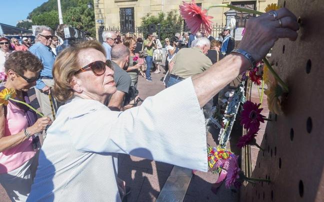 Ofrenda floral en Donostia en recuerdo de las víctimas de la Guerra Civil y de la dictadura franquista. Ofrenda floral en Donostia en recuerdo de las víctimas de la Guerra Civil y de la dictadura franquista.