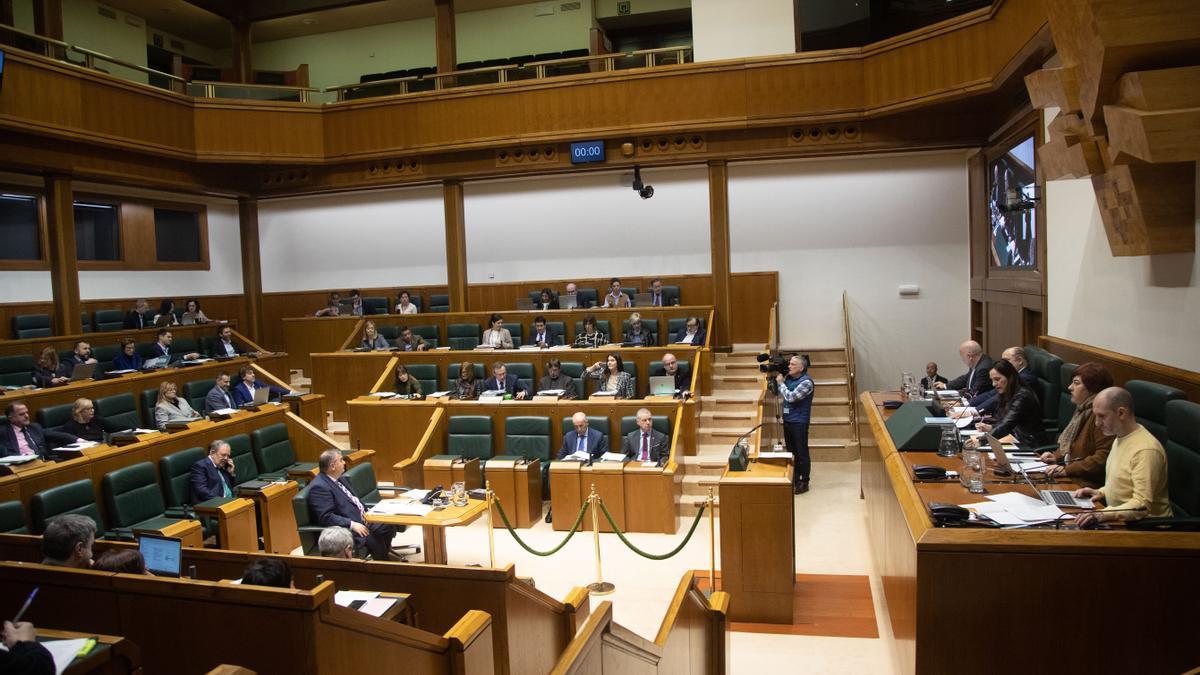 Vista general del pleno de ayer en el Parlamento Vasco en el que se debatió sobre migración y sobre el modelo vasco de acogida.