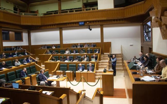 Vista general del pleno de ayer en el Parlamento Vasco en el que se debati&oacute; sobre migraci&oacute;n y sobre el modelo vasco de acogida.