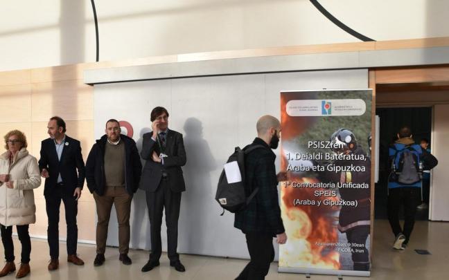 El director General de la Academia Vasca de Polic&iacute;a y Emergencias, Andr&eacute;s Zearreta, asiste al acceso a las pruebas en Ficoba.